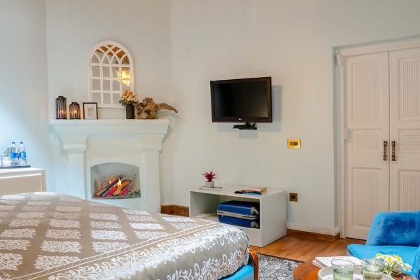 Crags Suites Tv View area