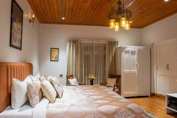 Crags Suites room bed view Area